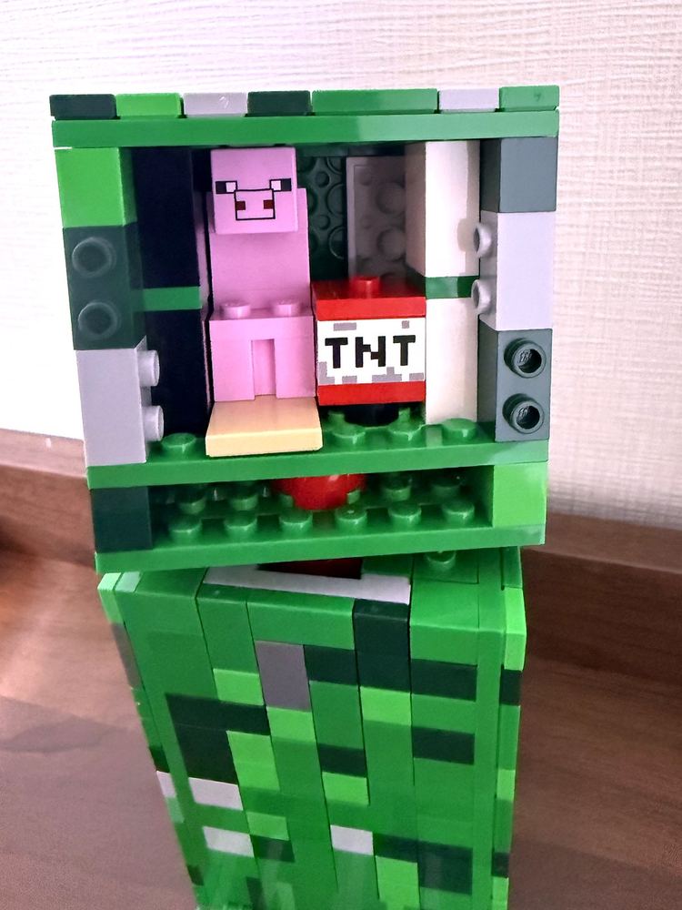 レゴ クリーパーの顔を開けるとブタのミニフィギュアとTNTが入っている